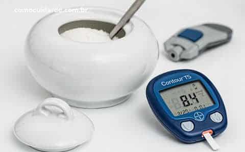 Pote com açúcar e medidor glicose, como cuidar da diabetes