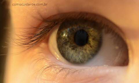 Olhos verdes, como cuidar de lentes de contato