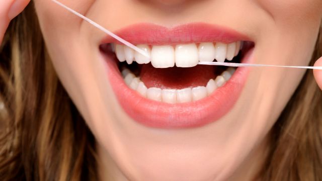 como manter os dentes saudáveis com fio dental